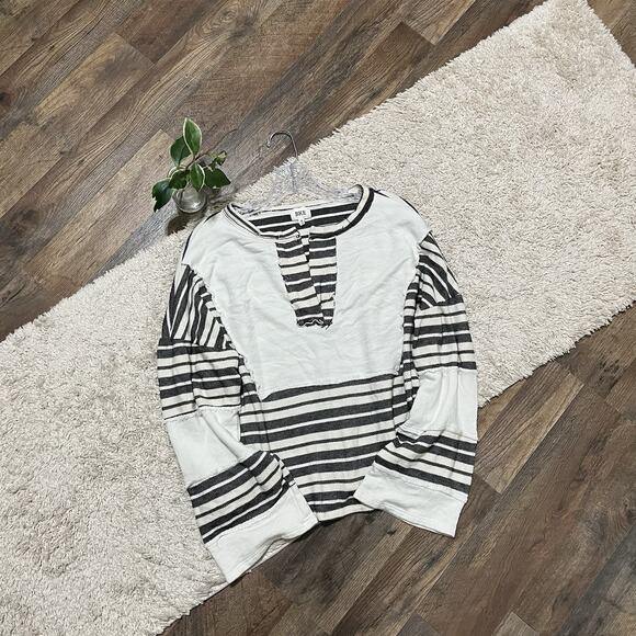 Buckle BKE Medium Oversized White Black Striped Distressed Bell Sleeve Sweater - Picture 2 of 6